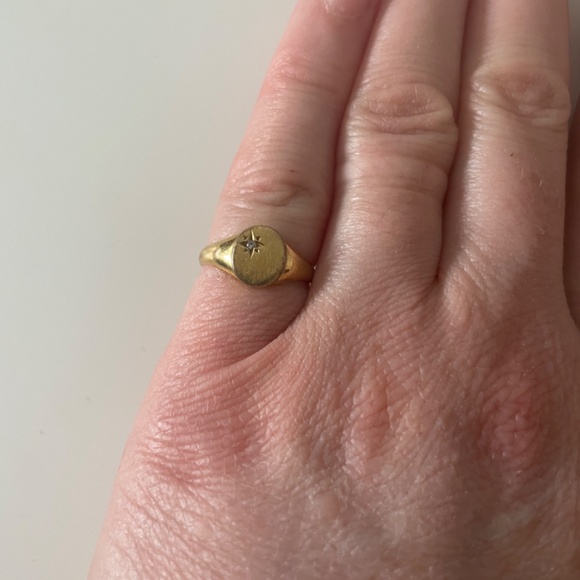 COPY - Mejuri star signet ring - Picture 4 of 4